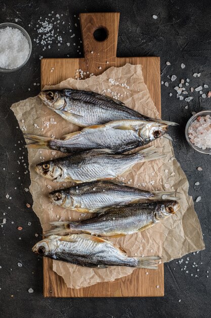 Peixe salgado na tábua de cortar na mesa