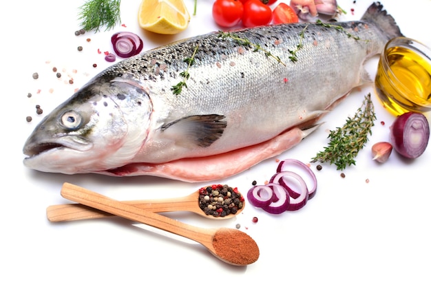 Peixe salmão com especiarias e vegetais