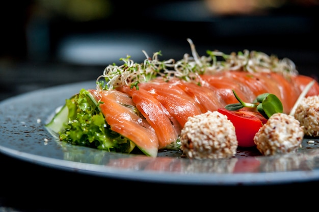 Peixe salmão com legumes em um prato.