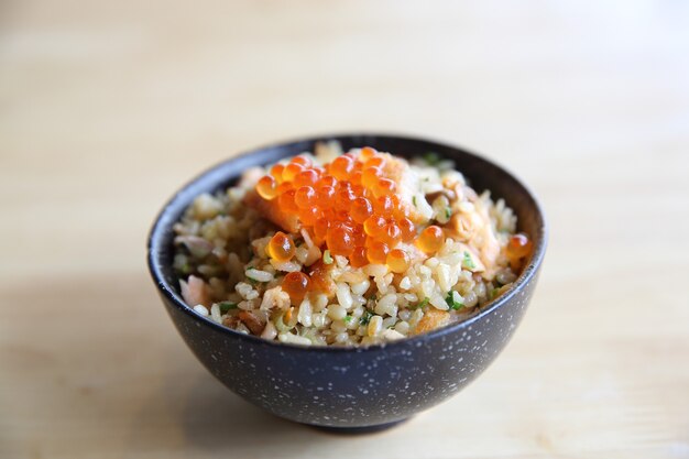 Peixe salmão e arroz frito com ovo