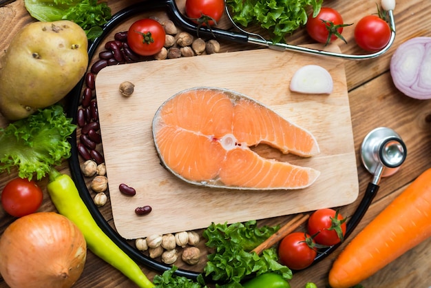 Peixe salmão fresco com legumes para cozinhar salada de bife. Alimentação saudável e dietética.