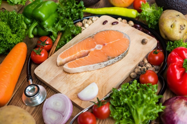 Peixe salmão fresco com legumes para cozinhar salada de bife. Alimentos saudáveis e dietéticos.