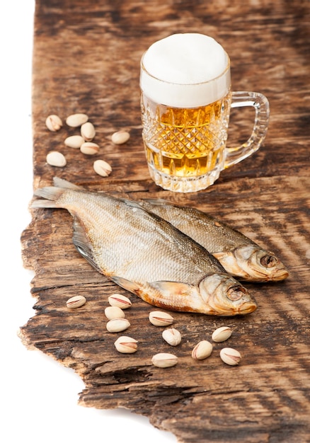 peixe seco e caneca de cerveja