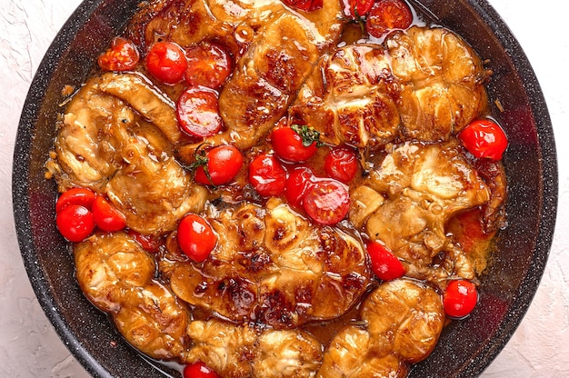 Peixe siciliano tradicional com tomates e especiarias na panela fundo de comida close-up