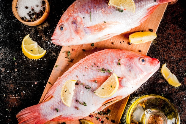 Peixe tilápia rosa cru fresco com especiarias para cozinhar