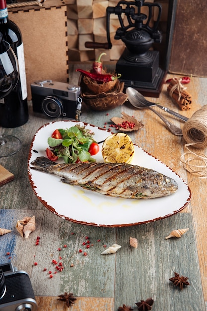 Peixe truta grelhada com salada e limão