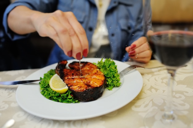 Peixe vermelho assado com limão