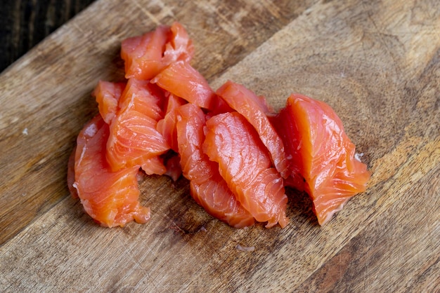 Peixe vermelho salgado cortado em pedaços durante o cozimento