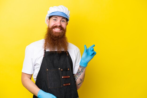 Peixeiro vestindo um avental isolado em fundo amarelo, apontando o dedo para o lado