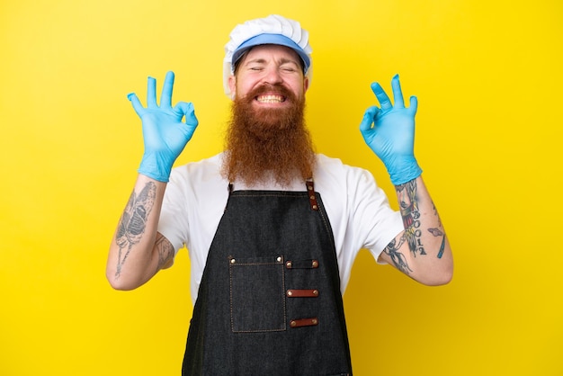 Peixeiro vestindo um avental isolado em fundo amarelo em pose zen