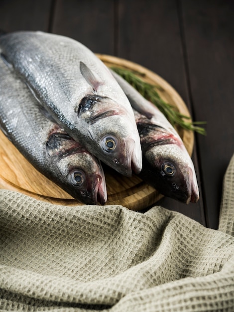 Foto peixes crus de alto ângulo com ervas