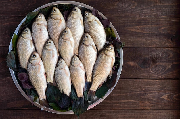 Peixes crus em bandeja de metal