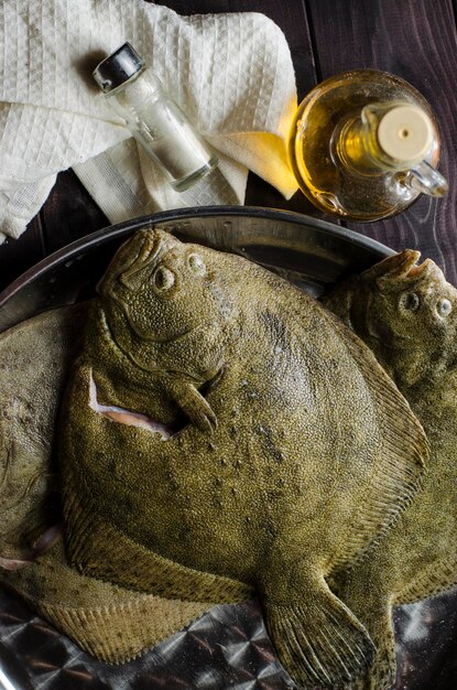 Peixes de linguado inteiros limpos crus prontos para cozinhar