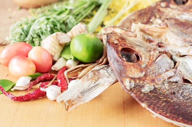 Peixes e caril secados em de madeira.