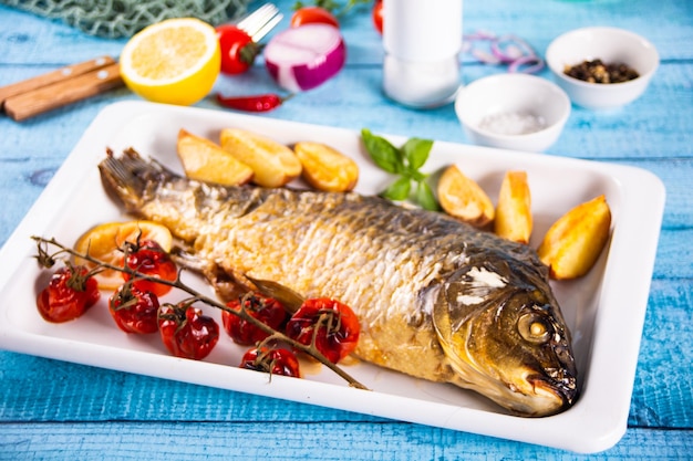 Peixes frescos e saborosos frutos do mar crus servidos na velha mesa de madeira azul com ingredientes culinários Vista superior Copiar espaço