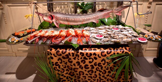 Peixes grandes e camarões na mesa de buffet