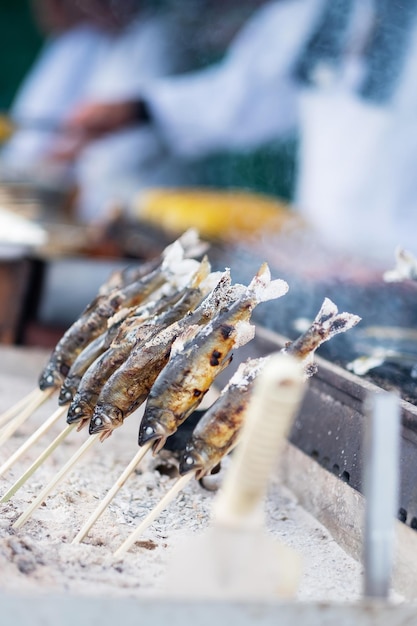 Peixes japoneses grelhando Deliciosa comida tradicional em Arashiyama Kyoto Japão Ásia viagem e conceito de comida de rua