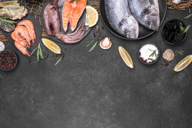 Peixes levedores planos e ingredientes espaço de cópia