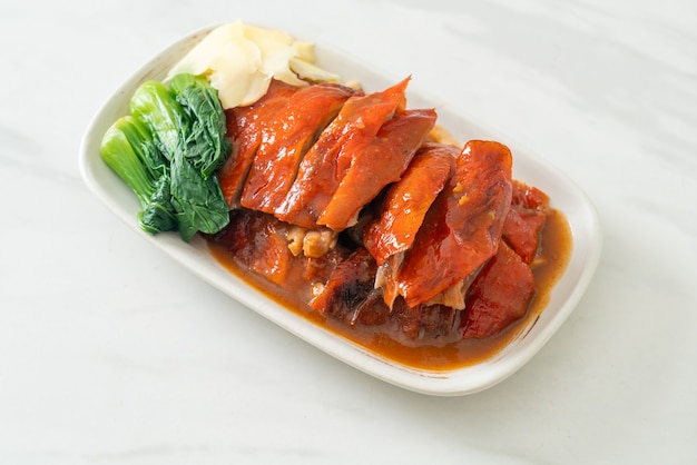 Peking-Ente oder Gebratene Ente in roter Barbecue-Sauce - chinesische Küche