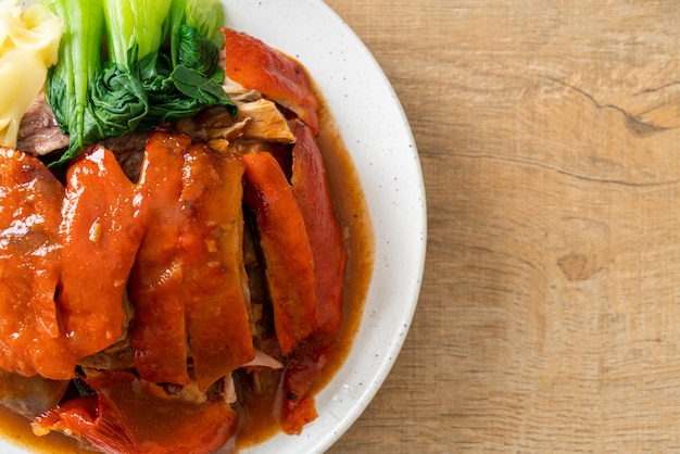 Peking-Ente oder Gebratene Ente in roter Barbecue-Sauce - chinesische Küche