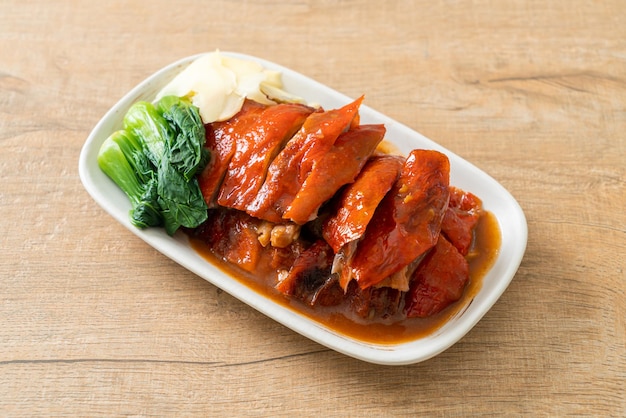 Peking-Ente oder Gebratene Ente in roter Barbecue-Sauce - chinesische Küche