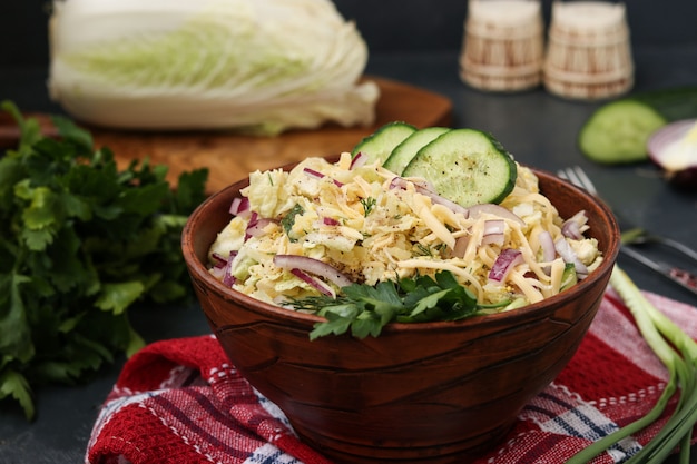 Peking-Kohl, Gurke, rote Zwiebel und Käsesalat in einer Schüssel