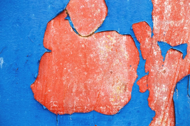 Peladura de pintura azul vieja del fondo de textura de pared de hormigón rojo