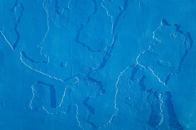 Pelar la textura o el fondo de la pared vieja de hormigón azul