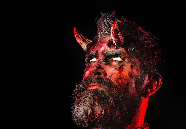 Foto pele sangrenta para a celebração do feriado do dia das bruxas do dia das bruxas demônio do homem em fundo preto próximo desig