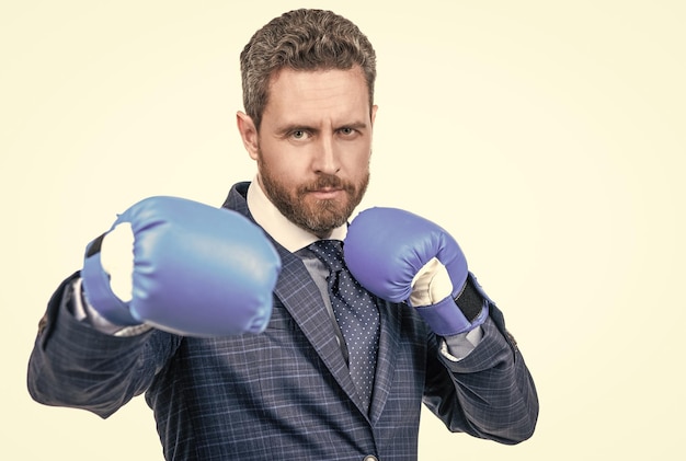 Foto la pelea comienza el jefe usa guantes de boxeo de pie en posición de pelea pelea como un campeón