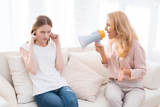 Pelea entre madre e hija en la sala blanca.