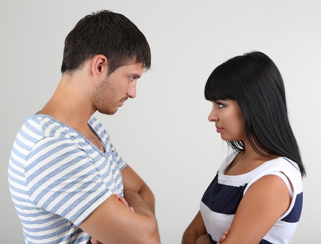 Pelea de pareja amorosa sobre fondo gris