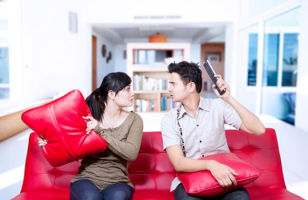 Una pelea de pareja en casa.