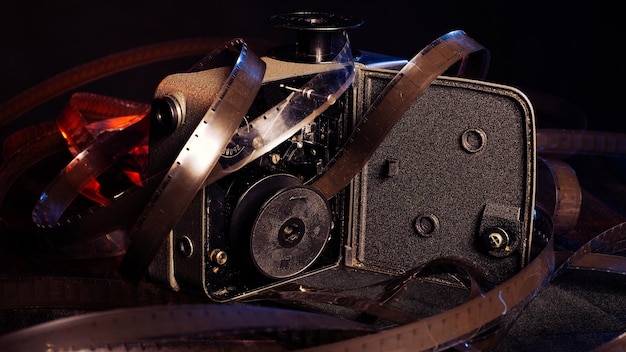 Foto película antigua y el interior de la cámara vintage sobre la mesa