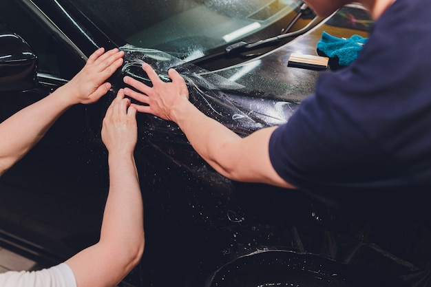 Película transparente, protección de pintura para automóviles, especialidades de envoltura. Detallando el coche.