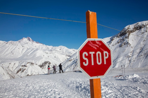 Peligro de avalancha zona prohibida en alta montaña señal de stop sin paso