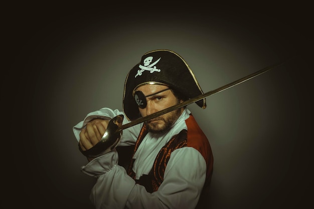 Peligro, Hombre con barba vestido de pirata, con parche en el ojo y espada de acero