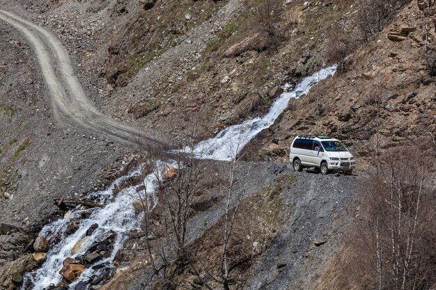 Peligroso camino rocoso a la aldea de Ushguli, Svaneti, Georgia