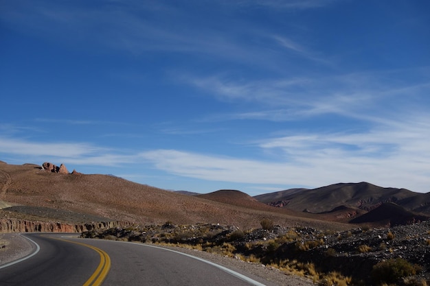 Peligroso camino sinuoso del desierto Ruta 33 Salta Argentina camino sucio en las montañas de los Andes