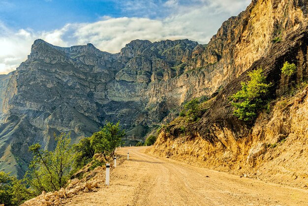 Peligroso camino de tierra en las montañas caucásicas de Dagestán