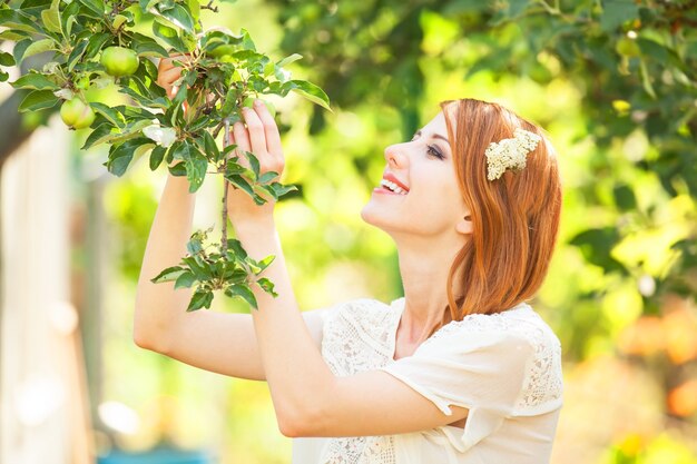 Pelirroja al aire libre