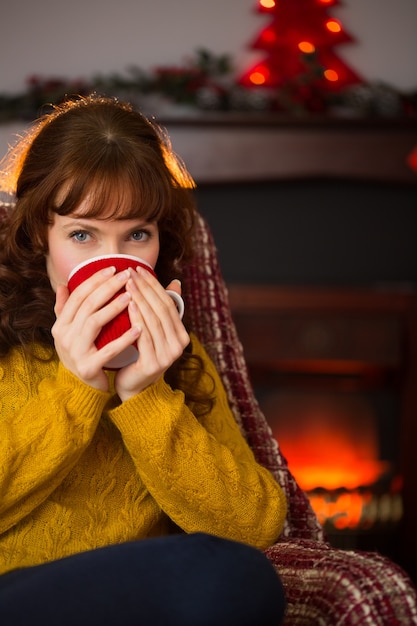 Foto pelirroja de belleza beber bebida caliente en navidad