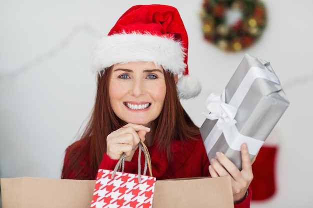 Pelirroja festiva con regalos de navidad