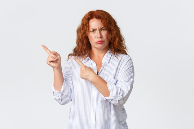 Pelirroja mujer de mediana edad posando