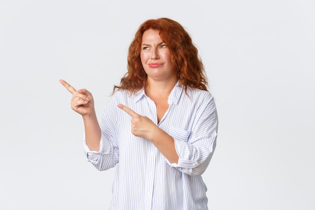 Pelirroja mujer de mediana edad posando