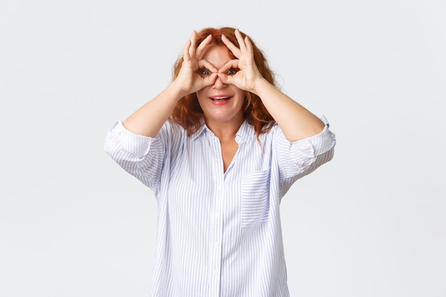 Pelirroja mujer de mediana edad posando