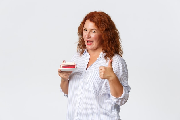 Pelirroja mujer de mediana edad posando