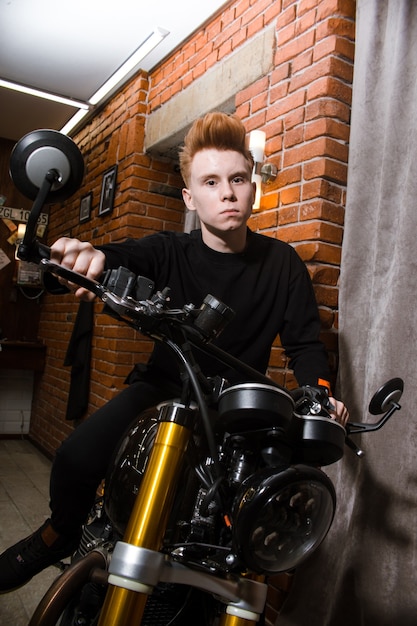 Pelirrojo adolescente en moto, peluquería de cortes de pelo en la peluquería.