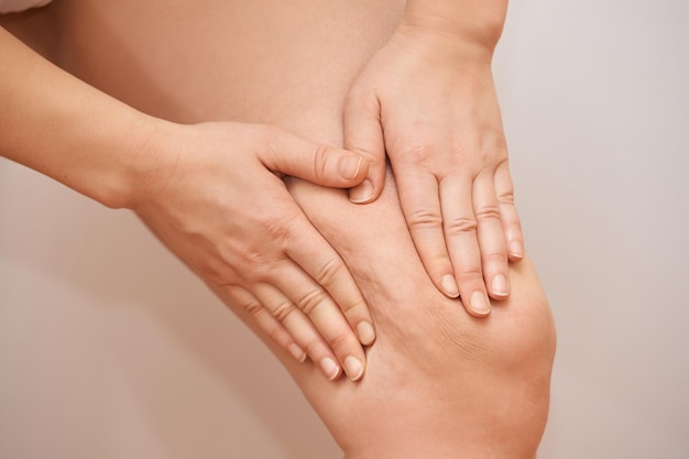 Pellizco de mujer de pierna de celulitis Prueba tratamiento de caderas gordas Sobrepeso