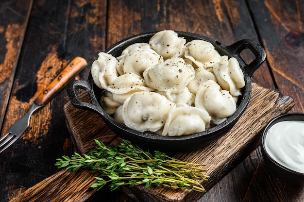 Pelmeni de bolas de masa hervida rusa con carne de res y cerdo